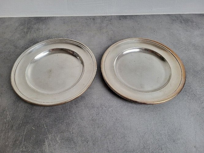 PAIRE D'ASSIETTES EN METAL ARGENTE MORLOT