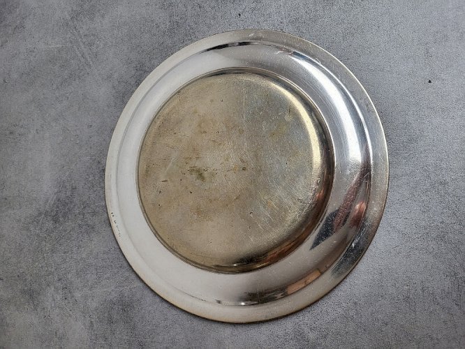 PAIRE D'ASSIETTES EN METAL ARGENTE MORLOT