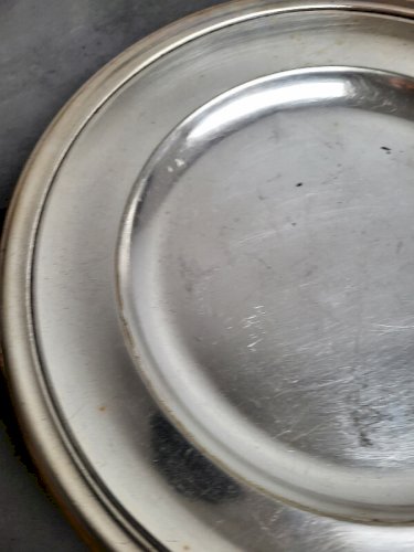 PAIRE D'ASSIETTES EN METAL ARGENTE MORLOT