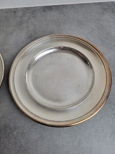 PAIRE D'ASSIETTES EN METAL ARGENTE MORLOT