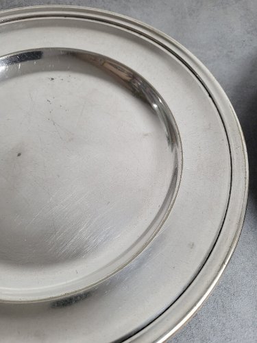 PAIRE D'ASSIETTES EN METAL ARGENTE MORLOT