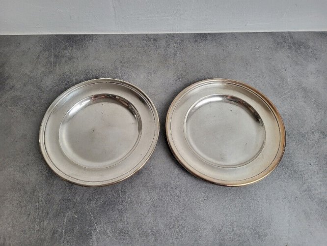 PAIRE D'ASSIETTES EN METAL ARGENTE MORLOT