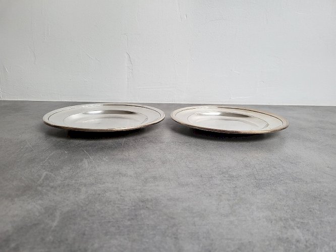 PAIRE D'ASSIETTES EN METAL ARGENTE MORLOT