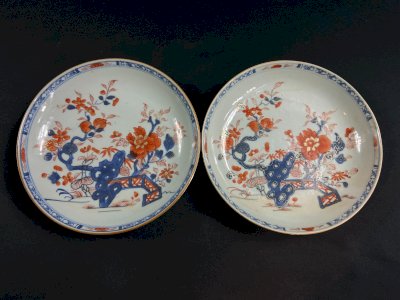 Paire d'assiettes en porcelaine Compagnie des Indes XVIIIe