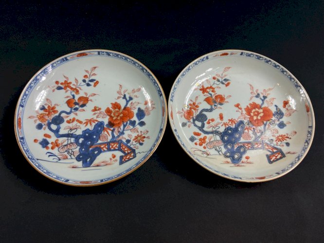 Paire d'assiettes en porcelaine Compagnie des Indes XVIIIe