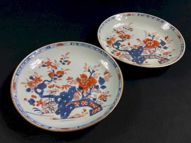 Paire d'assiettes en porcelaine Compagnie des Indes XVIIIe