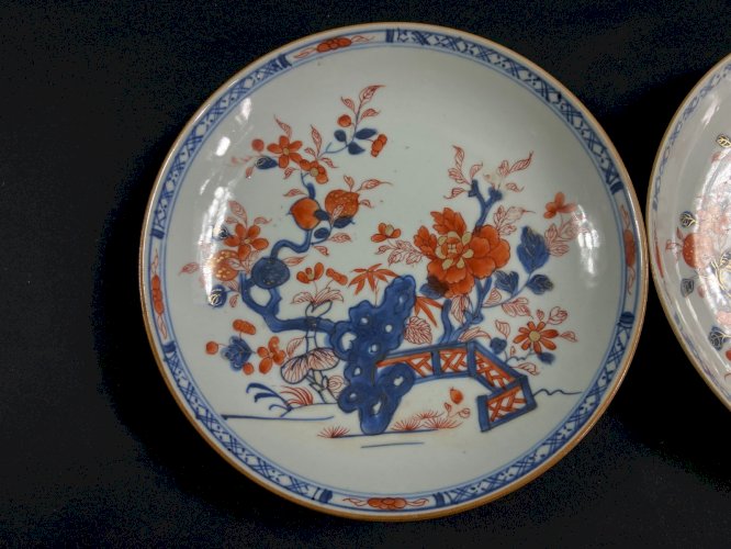 Paire d'assiettes en porcelaine Compagnie des Indes XVIIIe