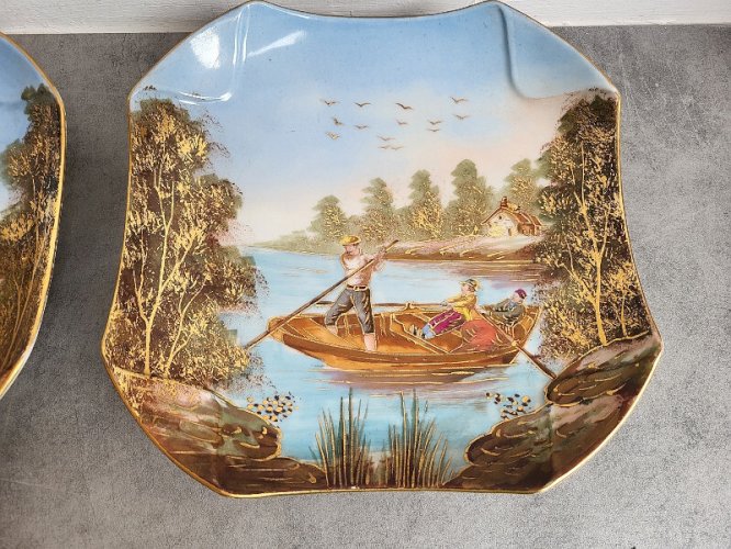 PAIRE D'ASSIETTES EN PORCELAINE PEINTE DECOR DE BARQUES