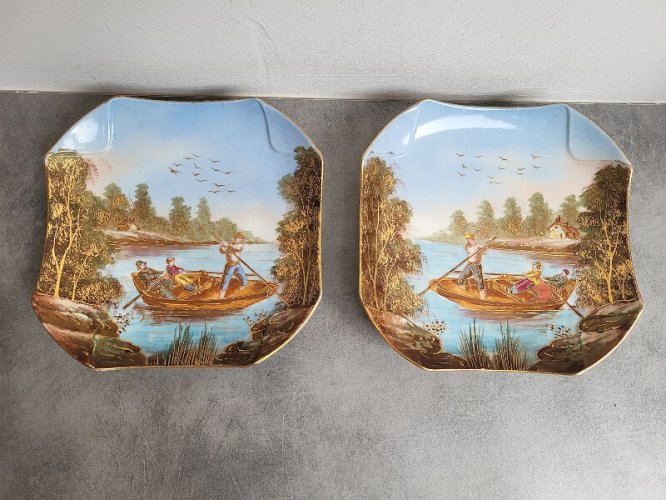 PAIRE D'ASSIETTES EN PORCELAINE PEINTE DECOR DE BARQUES