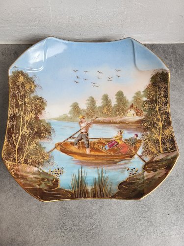 PAIRE D'ASSIETTES EN PORCELAINE PEINTE DECOR DE BARQUES