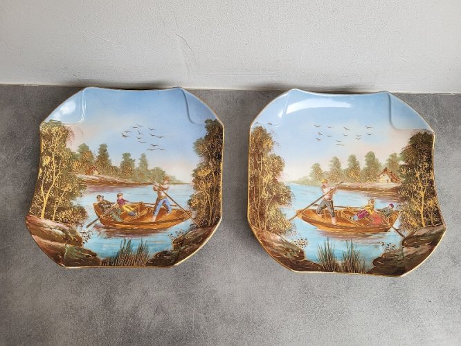 PAIRE D'ASSIETTES EN PORCELAINE PEINTE DECOR DE BARQUES