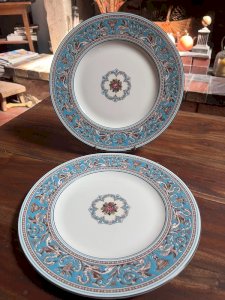 Pair of Wedgwood flat plates in the Florentine pattern.