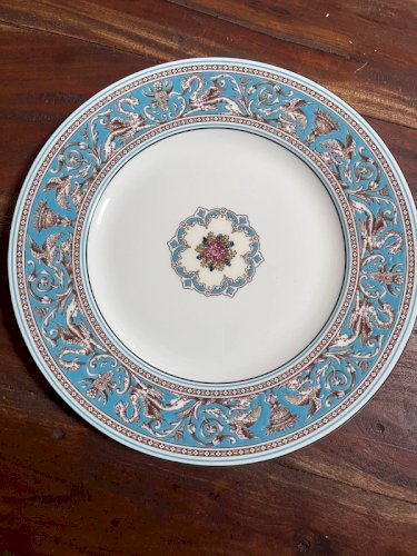 Paire d’assiettes plates Wedgwood modèle Florentine