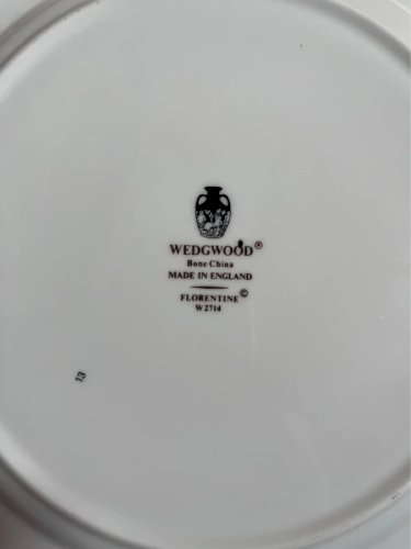 Paire d’assiettes plates Wedgwood modèle Florentine