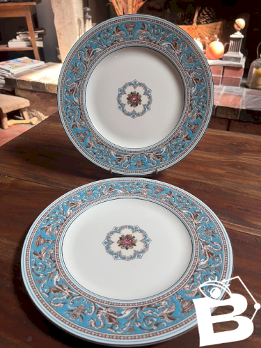 Paire d’assiettes plates Wedgwood modèle Florentine