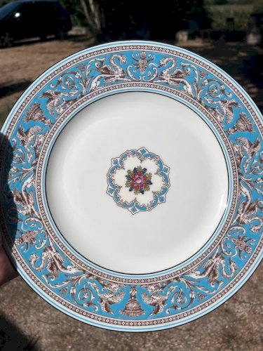 Paire d’assiettes plates Wedgwood modèle Florentine