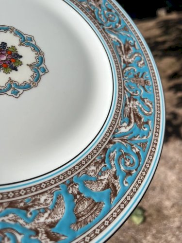 Paire d’assiettes plates Wedgwood modèle Florentine