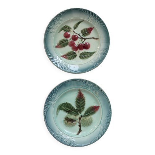 Paire d’assiettes vintage en barbotine - Motifs cerises et châtaignes