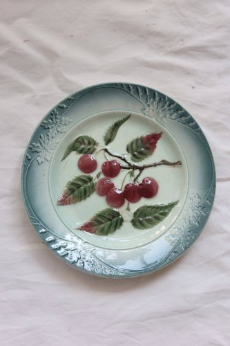Paire d’assiettes vintage en barbotine - Motifs cerises et châtaignes