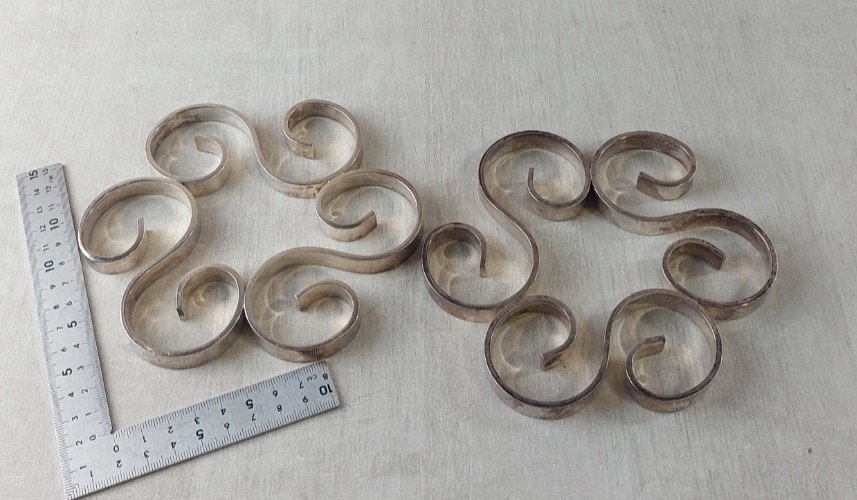 Paire de 2 anciens dessous de bouteille, Christofle arabesque ^