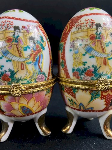 Paire de boites coffrets écrin forme oeuf porcelaine Satsuma Kutani Japon Geisha