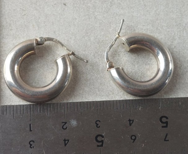 Paire de boucles d'oreilles, créoles, en argent massif