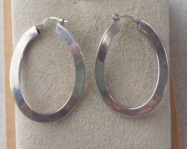 Paire de boucles d'oreilles créoles, en argent massif ^