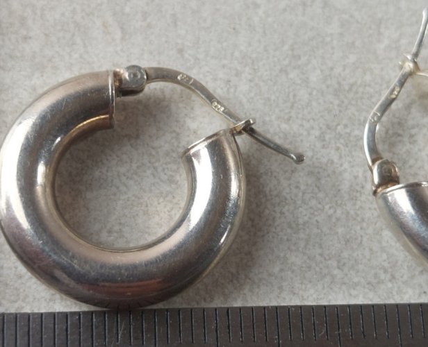 Paire de boucles d'oreilles, créoles, en argent massif