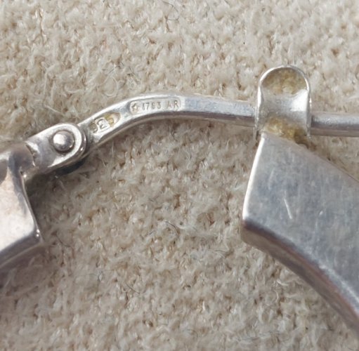 Paire de boucles d'oreilles créoles, en argent massif ^