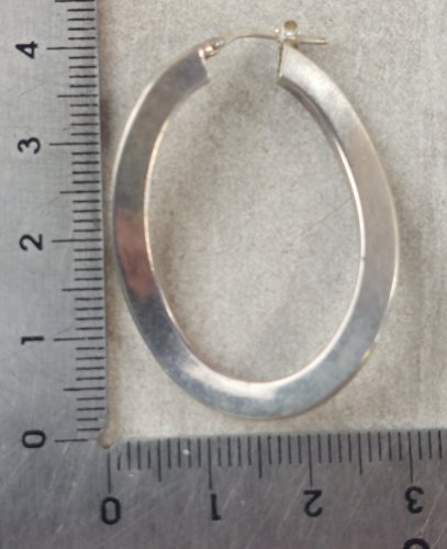 Paire de boucles d'oreilles créoles, en argent massif ^