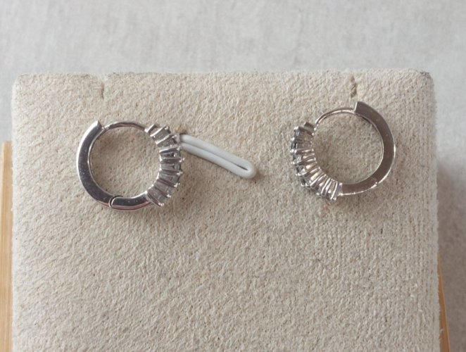 Paire de boucles d'oreilles créoles strass, en argent massif ^