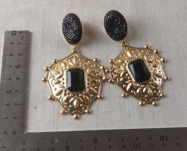 Paire de boucles doreilles, en métal doré, Julie Sion Paris