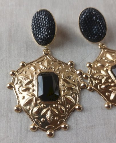 Paire de boucles doreilles, en métal doré, Julie Sion Paris