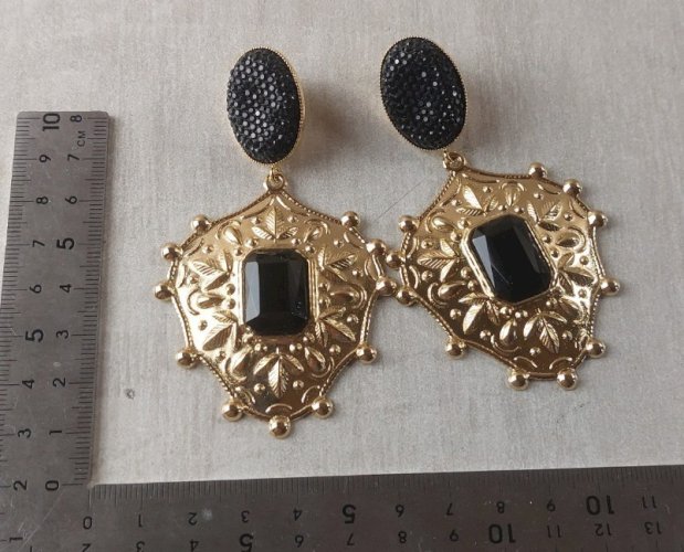 Paire de boucles doreilles, en métal doré, Julie Sion Paris