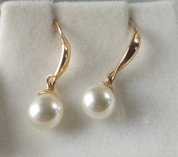 Paire de boucles doreilles, en plaqué or et perles, vintage