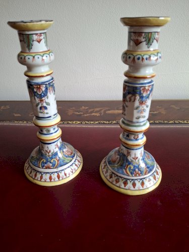 Paire de bougeoirs anciens en faïence de Desvres