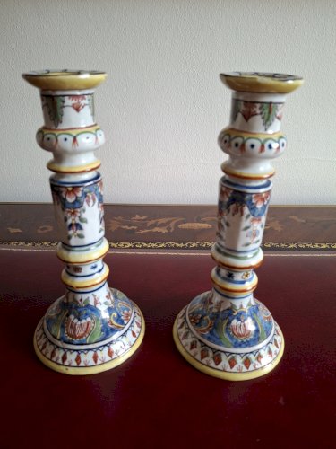 Paire de bougeoirs anciens en faïence de Desvres