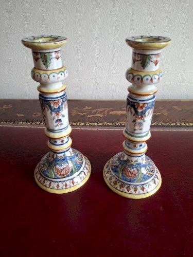Paire de bougeoirs anciens en faïence de Desvres