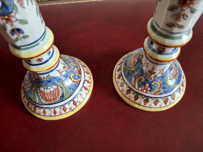 Paire de bougeoirs anciens en faïence de Desvres