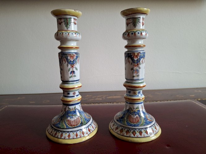 Paire de bougeoirs anciens en faïence de Desvres