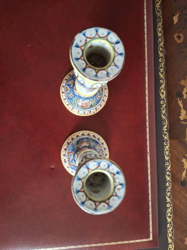 Paire de bougeoirs anciens en faïence de Desvres
