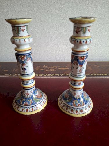 Paire de bougeoirs anciens en faïence de Desvres
