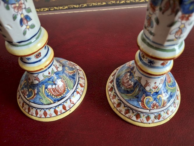 Paire de bougeoirs anciens en faïence de Desvres