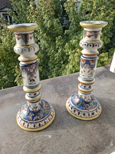 Paire de bougeoirs anciens en faïence de Desvres