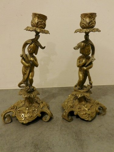 PAIRE DE BOUGEOIRS ANGELOTS EN BRONZE