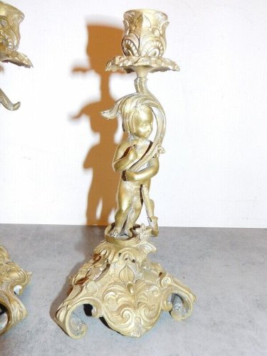 PAIRE DE BOUGEOIRS ANGELOTS EN BRONZE