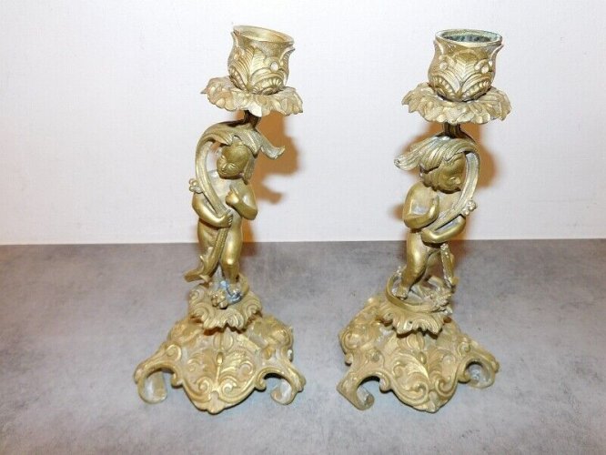 PAIRE DE BOUGEOIRS ANGELOTS EN BRONZE