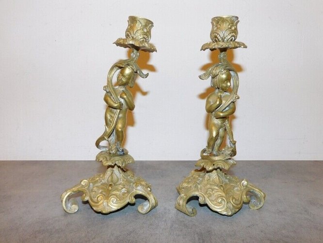 PAIRE DE BOUGEOIRS ANGELOTS EN BRONZE