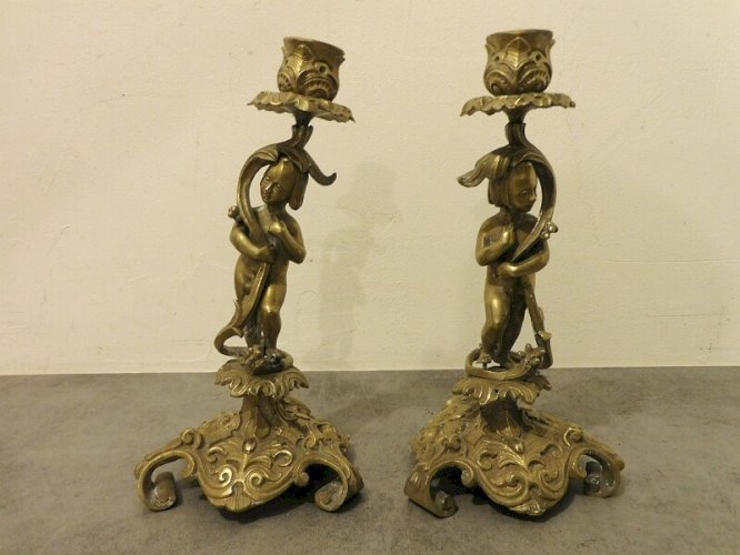 PAIRE DE BOUGEOIRS ANGELOTS EN BRONZE