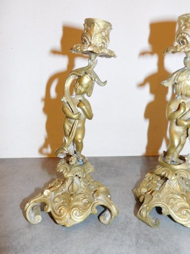 PAIRE DE BOUGEOIRS ANGELOTS EN BRONZE